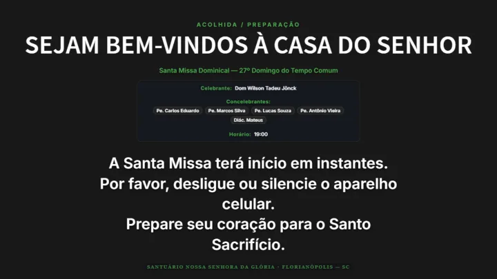 Telão litúrgico projetando missa em tela cheia com tipografia sagrada
